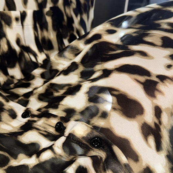 GUESS- Animal print button down shirt size XS - Picture 10 of 12